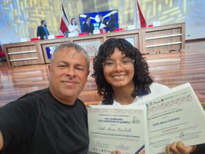 Edith Mena y el profesor Carlos Soto con los certificados de mención de honor. Foto: Carlos Soto.