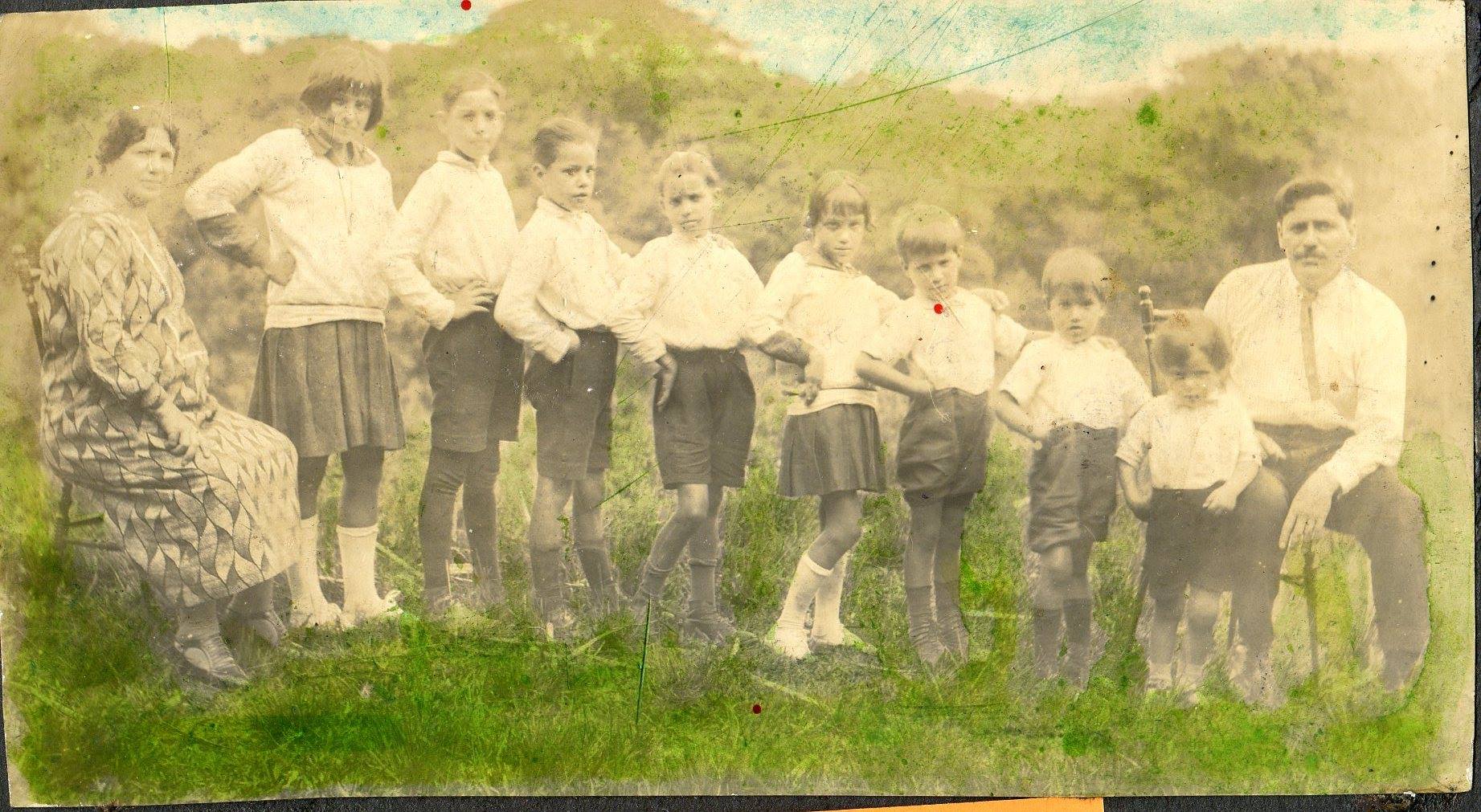 Esperanza Borbón y Wilfredo Sánchez con sus hijos e hijas, aún faltaban por nacer los dos menores. Foto: Patricia Sánchez.