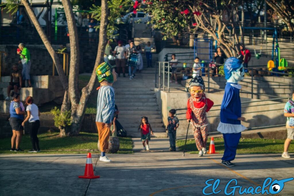 Mascaradas durante el primer Festival realizado en Barrio San Vicente. Foto: Emmanuel Hernández Fonseca.