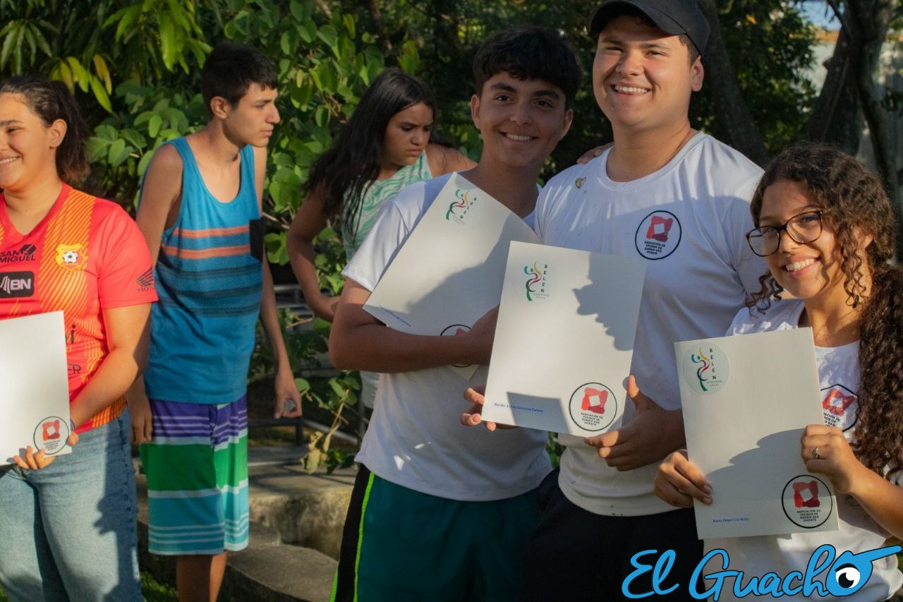 Durante el primer festival, las personas jóvenes que participaron del curso de historia local y muralismo recibieron un certificado. Foto: Emmanuel Hernández González.