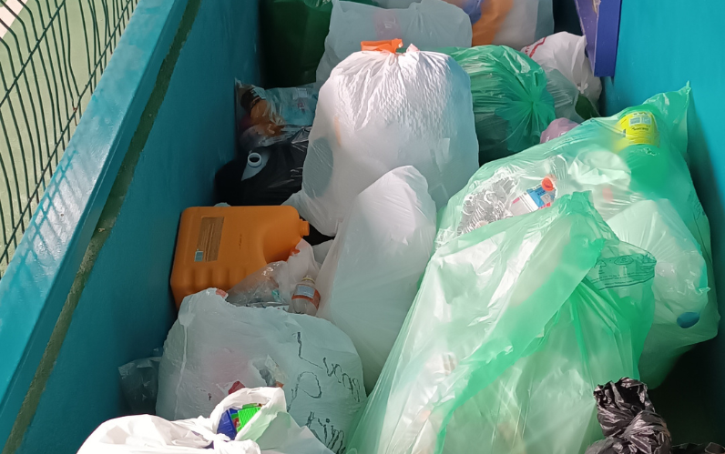 Foto que evidencia un programa de residuos valorizables de una escuela privada del cantón de Belén. Desde los centros educativos del cantón debemos recuperar los residuos valorizables; asociaciones, ong's deben comprometerse a trabajar en este plan. El seguimiento desde la Unidad Ambiental y Comisión de Ambiente debe ser constante y vigilante para que se cumplan las metas con sus respectivos indicadores. Foto: Desiderio Solano Moya.