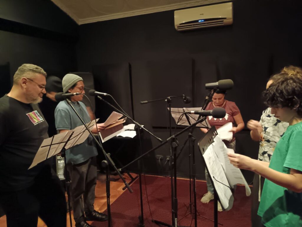 Parte del grupo de teatro Telón Belemita que participa en la grabación del radioteatro. Foto: Luis Eduardo Sánchez Quesada.