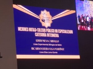 Pantalla con el anuncio de Mención de Honor. Foto: Carlos Soto.