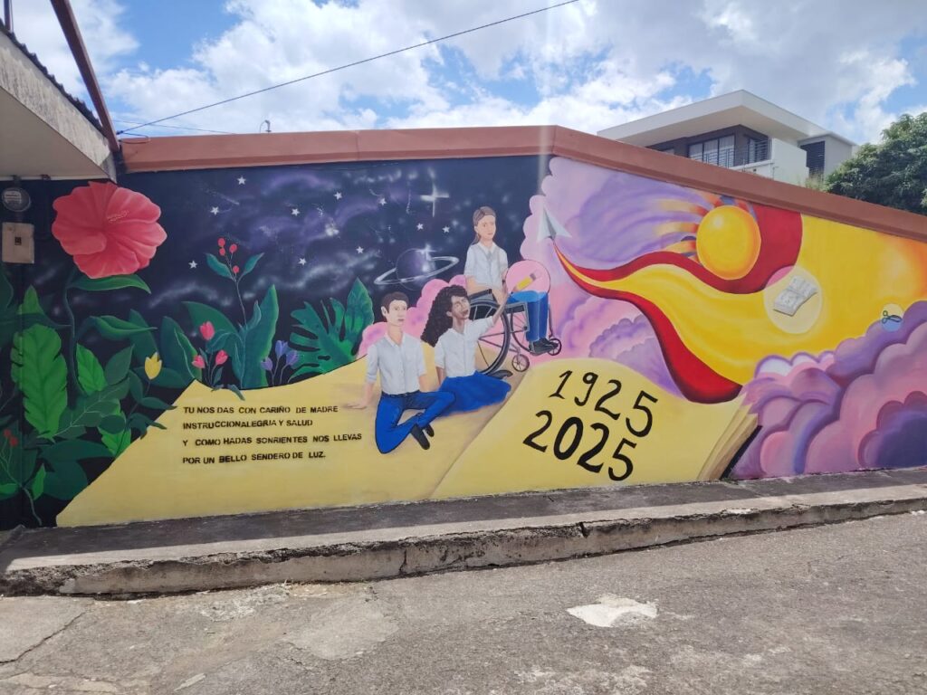 El mural se encuentra al costado sur de la Escuela España subiendo hacia el cementerio. Foto: Asociación Cultural El Guapinol.