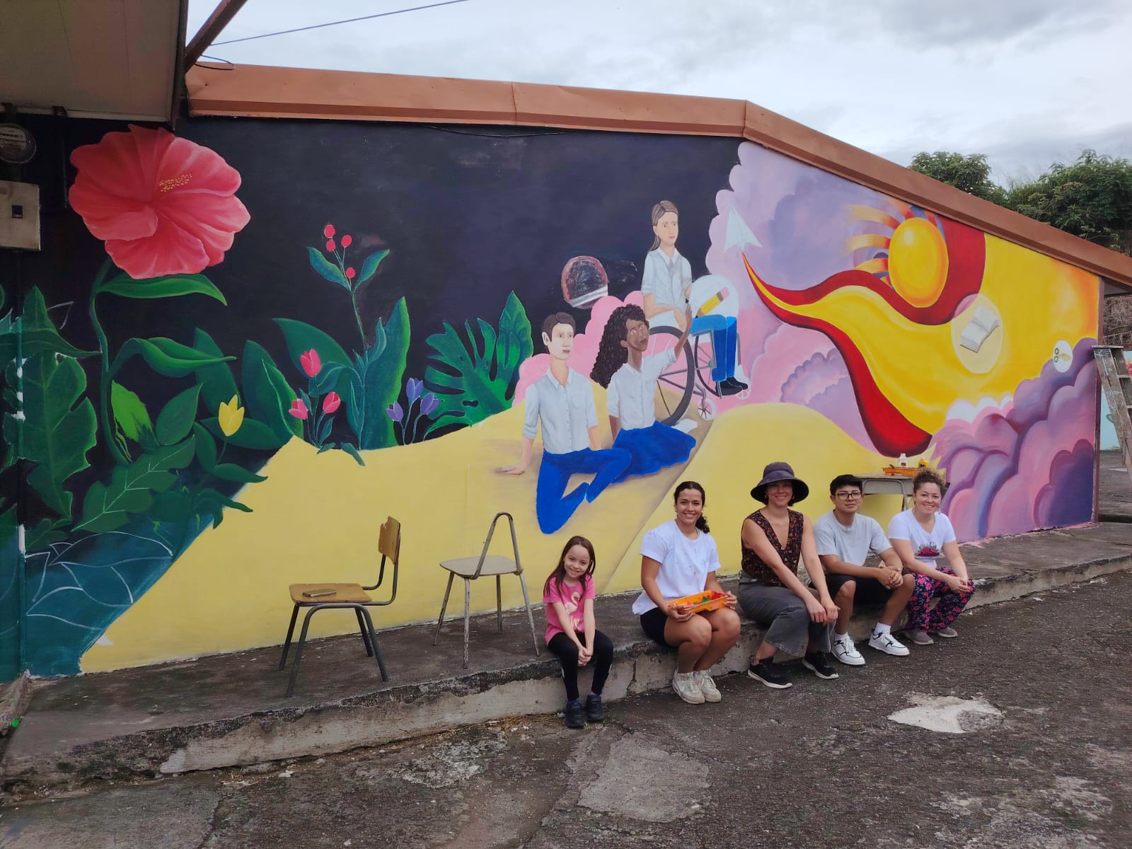 Integrantes del curso de mural de la Asociación Cultural El Guapinol encargados del mural. Foto: Asociación Cultura El Guapinol.