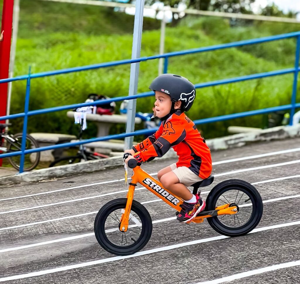 Samuel Villegas Delgado durante uno de sus entranamientos que valoran su mamá y papá. Foto: Karla Delgado Carvajal.