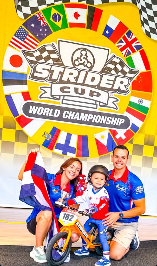 Samuel junto a su mamá y papá en el momento de la premiación. Foto: Karla Delgado Cavajal.