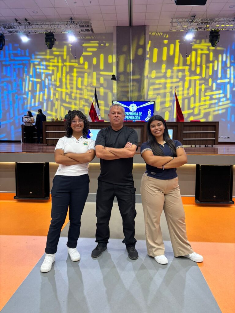 De izquierda a derecha, Edith Mena, Carlos Soto y Mariangel Murillo durante la Olimpiada Nacional de Química. Foto: Carlos Soto.