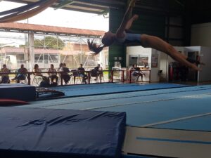 Las instalaciones donde se encuentra Gimnasia Artística Belén fueron adquiridas por la Municipalidad en 2024. Sin embargo, los contratos entre inquilinos y propietarios continuaron, lo que ha dificultado trasladar el beneficio a personas usuarias, aseguró representante de la asociación. Foto: Gimnasia Artística Belén.