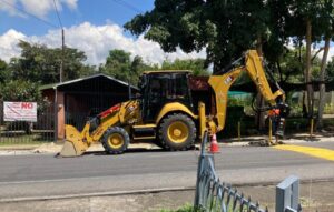 Momento en que se realizó el retiro de los reductores de velocidad. Foto: Hermes Zumbado Alfaro.