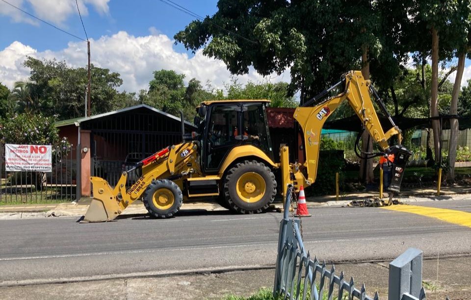 Momento en que se realizó el retiro de los reductores de velocidad. Foto: Hermes Zumbado Alfaro.