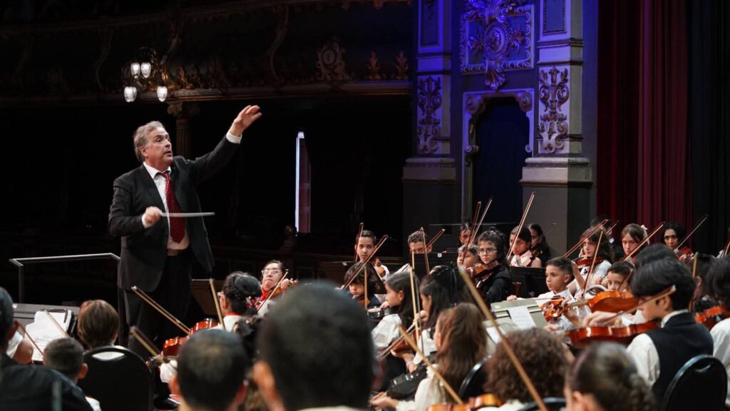 Sergio Herrera dirigiendo la Orquesta Sinfónica de Belén durante la primera presentación en el Teatro Nacional. Foto: Teatro Nacional.