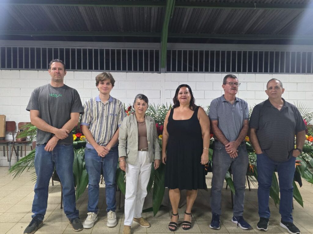 La nueva Junta Directiva de la Asociación de Desarrollo de Barrio Fátima está integrada por: Adelita Cascante, presidenta; Víctor González, vicepresidente; Andrés Seas, secretario; Patricia Campos, tesorera; y José Rodríguez y Pablo Villegas como vocales 1 y 2. Foto: Asociación de Desarrollo Integral de Barrio Fátima.