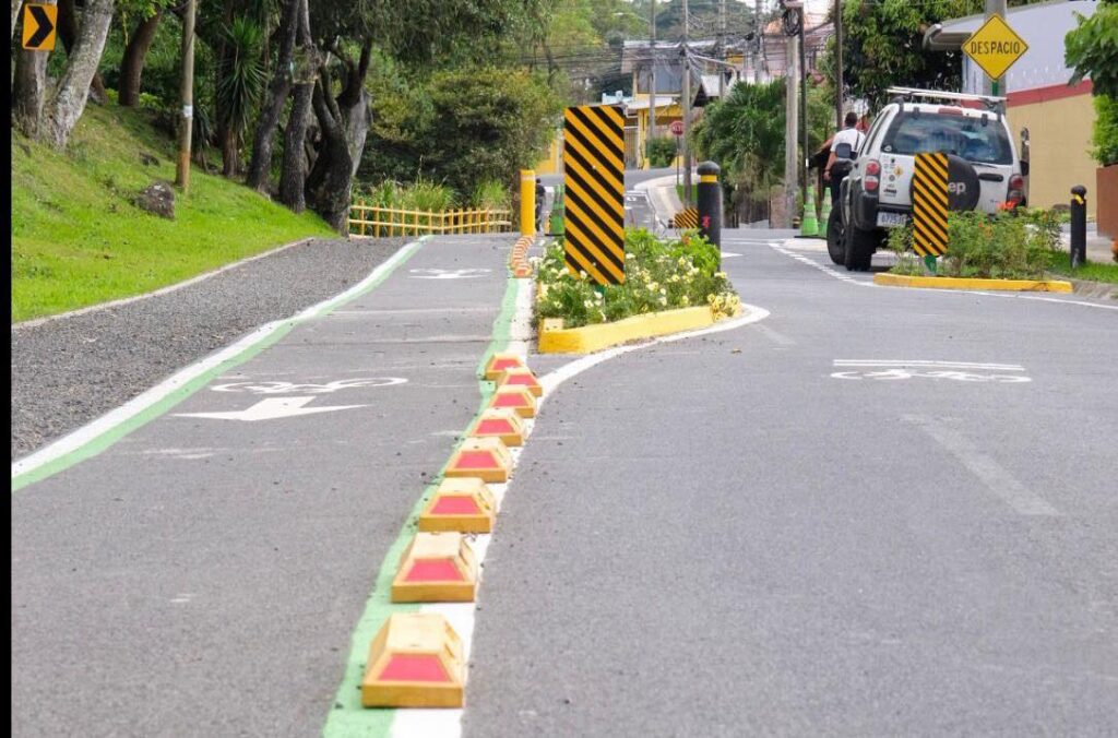 La calle cuenta con pacificación vial, aceras accesibles, cruces peatonales seguros, jardineras, ciclovías y demarcación se señalización. Foto: Municipalidad de Belén.