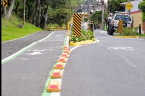 La calle cuenta con pacificación vial, aceras accesibles, cruces peatonales seguros, jardineras, ciclovías y demarcación se señalización. Foto: Municipalidad de Belén.