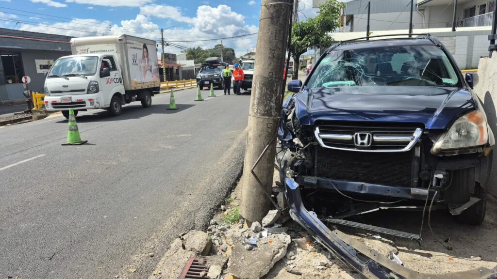 El vehículo impactó un poste del tendido eléctrico. Foto: Municipalidad de Belén.