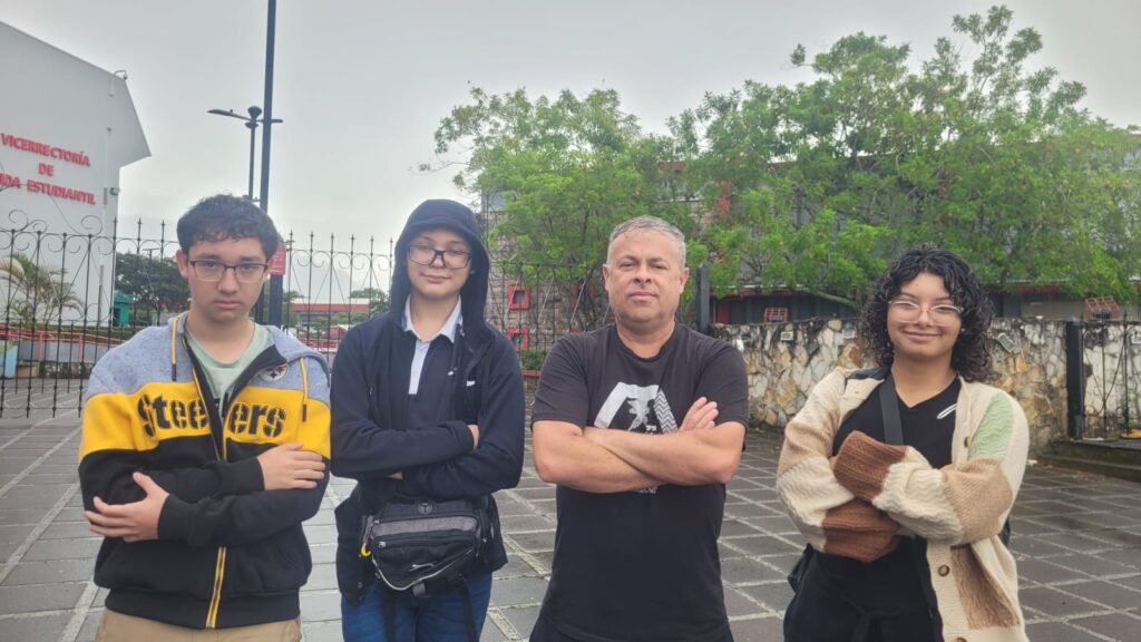 Los estudiantes Edith Mena Carballo, Fernando Ramirez y Juan Pablo Arguedas Méndez junto al profesor Carlos Soto en la Universidad Nacional. Foto: Carlos Soto.