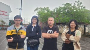 Los estudiantes Edith Mena Carballo, Fernando Ramirez y Juan Pablo Arguedas Méndez junto al profesor Carlos Soto en la Universidad Nacional. Foto: Carlos Soto.