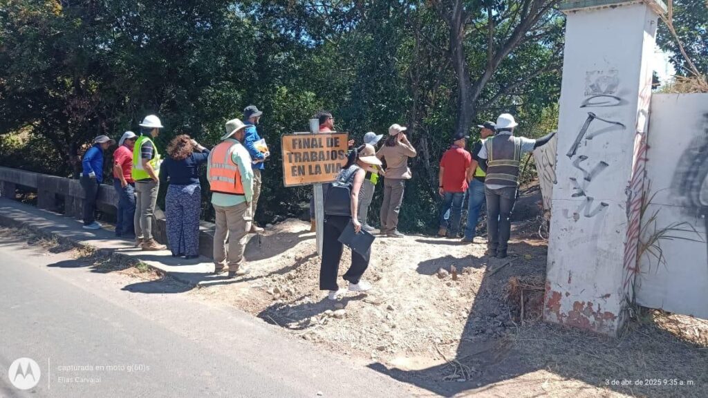 Inspección realizada al sistema pluvial que afectó la empresa constructora. Foto: Elias Carvajal.