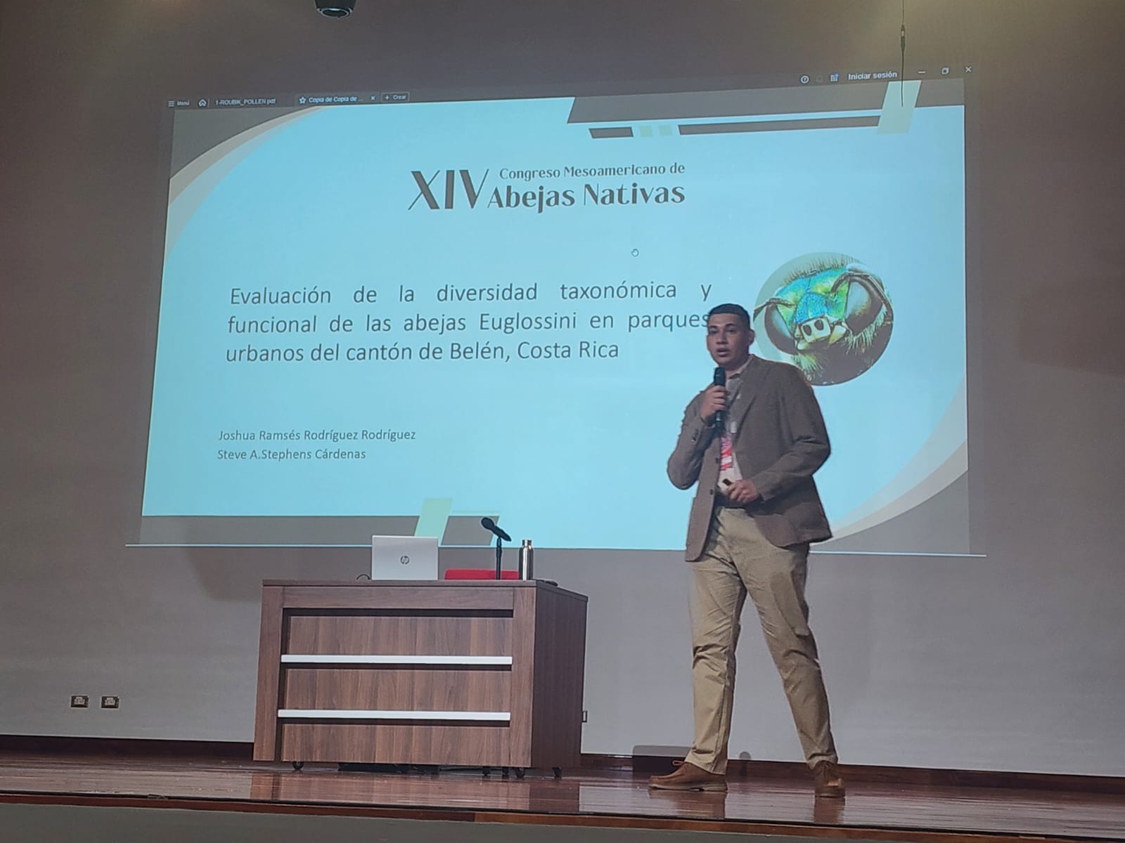 Joshua Ramsés Rodríguez Rodríguez durante la presentación en el congreso.