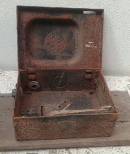 Alcancía para limosnas abierta. Foto: Daniel Alvarado Luna.