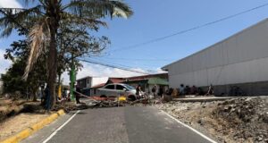 Bloqueo realizado por vecinos de la Urbanización El Futuro, en San Rafael de Ojo de Agua, Alajuela, para reclamar sobre los cambios viales que aseguran afectan sus rutinas diarias. Foto: Berny Ortíz.