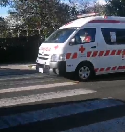 La Cruz Roja acudió al sitio donde ocurrió el accidente. Foto: Captura de pantalla de video realizado por vecina de la comunidad.