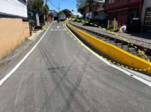 Muro de cotención construido al lado de la línea férrea en la Urbanización El Futuro. Foto: Municipalidad de Alajuela.