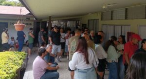 Durante el día de las elecciones, los centros educativos del cantón recibieron una alta afluencia de personas electoras. Foto: Luis Eduardo Sánchez Quesada.