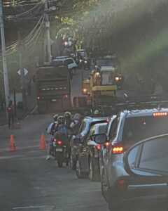 Presas durante las labores realizadas por la empresa en la ruta de Barrio Fátima. Foto cortesía.