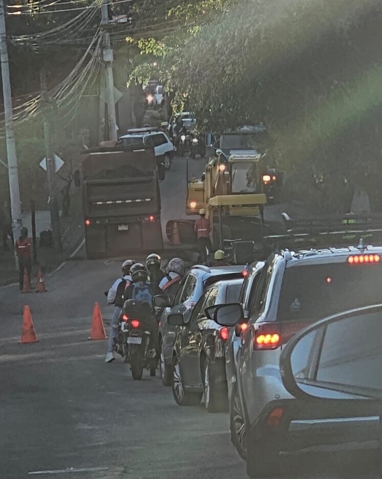 Presas durante las labores realizadas por la empresa en la ruta de Barrio Fátima. Foto cortesía.