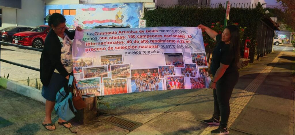 Integrantes de la Asociación llevaron carteles.