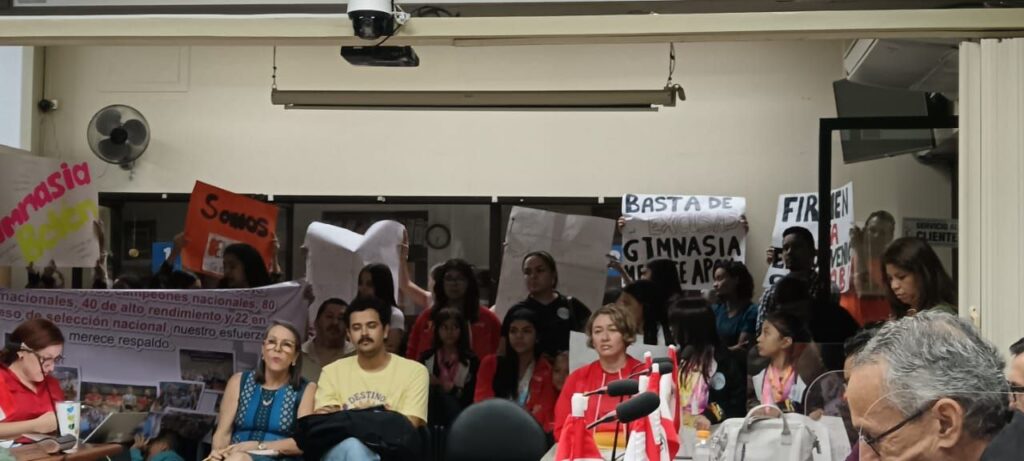 Manifestación de familias de gimnasia Belén en el salón de sesiones del Concejo Municipal.
