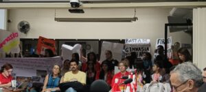 Manifestación de familias de gimnasia Belén en el salón de sesiones del Concejo Municipal.