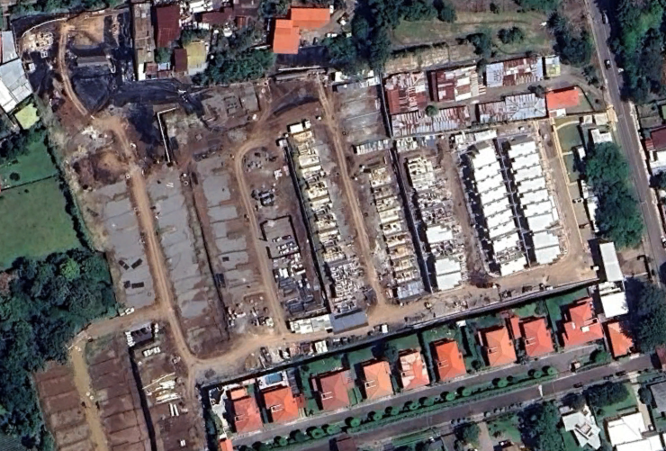 SENARA destacó que las condiciones del suelo son incapaces de sostener el reúso de aguas tratadas en las áreas verdes del condominio que construye Casas Max en Barrio Fátima. Imagen: Airbus 2026 tomada de Google Earth Pro.