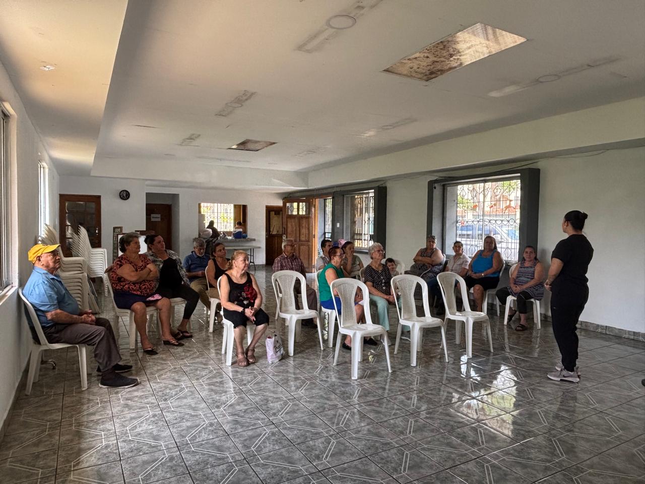 Las personas asistieron atentamente la charla brindada por el CONAPAM. Foto: Rosibel Zumbado Núñez.