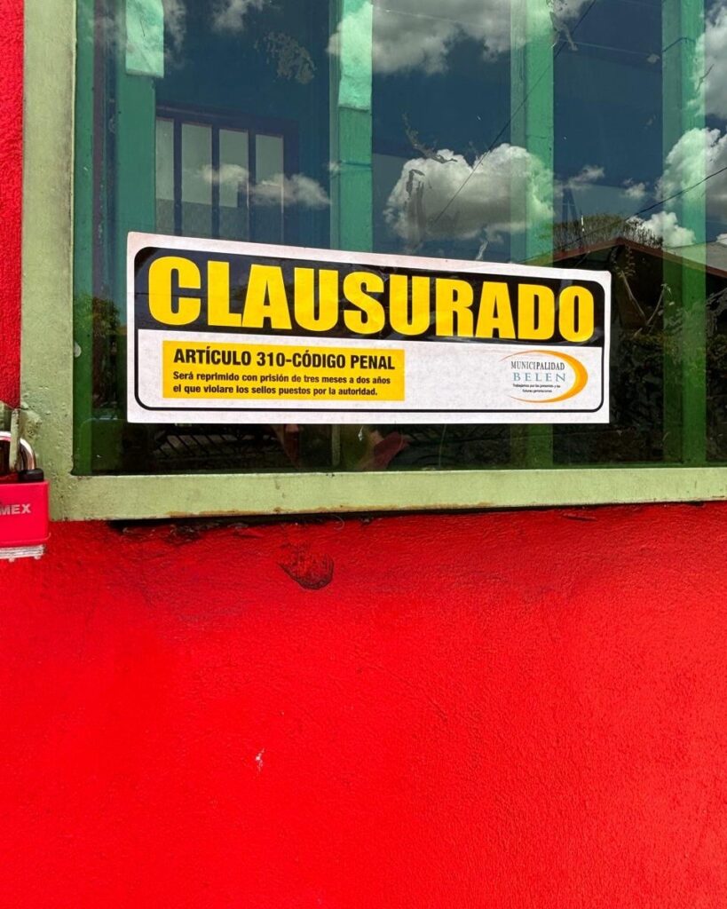 Varios locales comerciales resultaron clausurados durante el operativo. Foto: Facebook Zeneida Chaves Fernández.