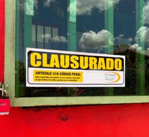 Varios locales comerciales resultaron clausurados durante el operativo. Foto: Facebook Zeneida Chaves Fernández.