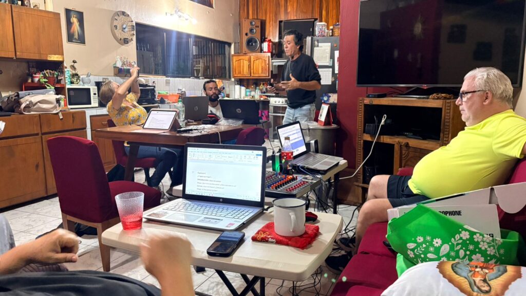 El elenco del radioteatro durante uno de los ensayos previo al estreno. Foto: El Nacimiento Colectivo Escénico.