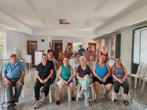 Las personas adultas mayores del grupo recibieron una charla sobre sus derechos brindada por el CONAPAM y la Fuerza Pública. Foto: Rosible Zumbado Núñez.