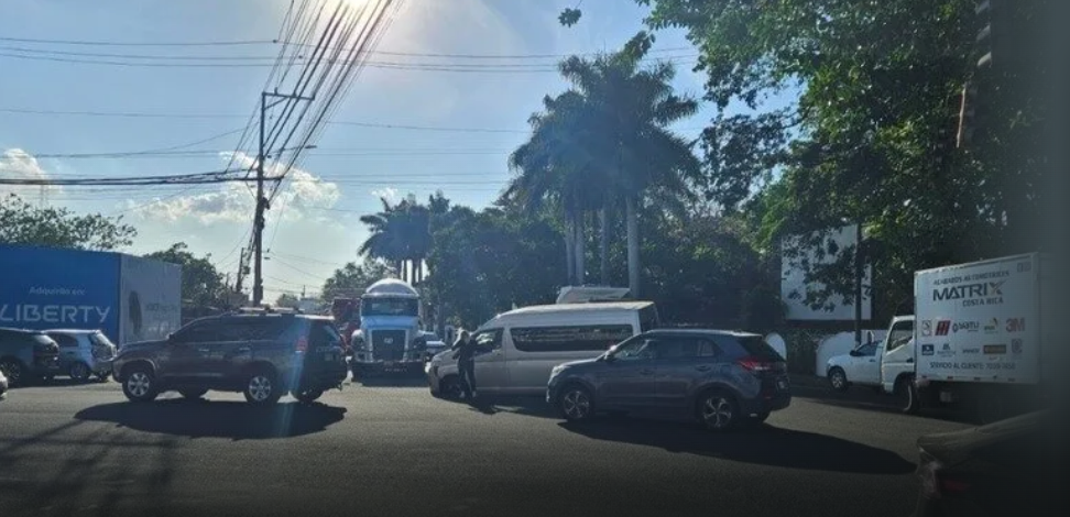 Organización alega que caos vial afecta movilidad dentro del residencial. Foto: Asociación del Residencial Paso de Las Garzas.