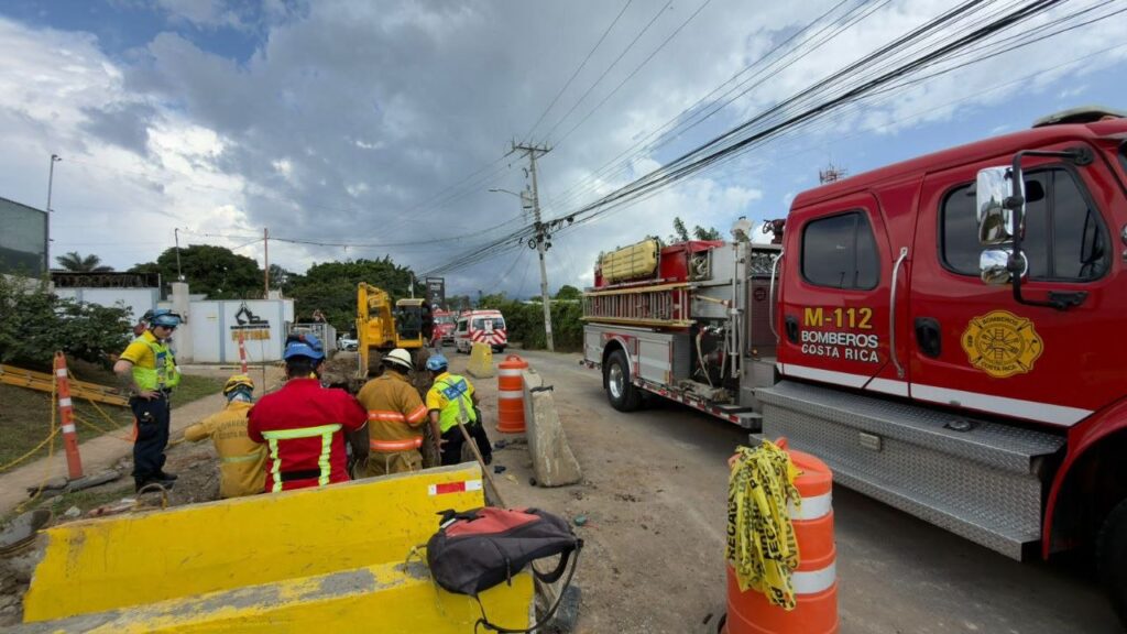 Servicios de rescate se hicieron presentes al sitio. Foto: Bomberos de Costa Rica.