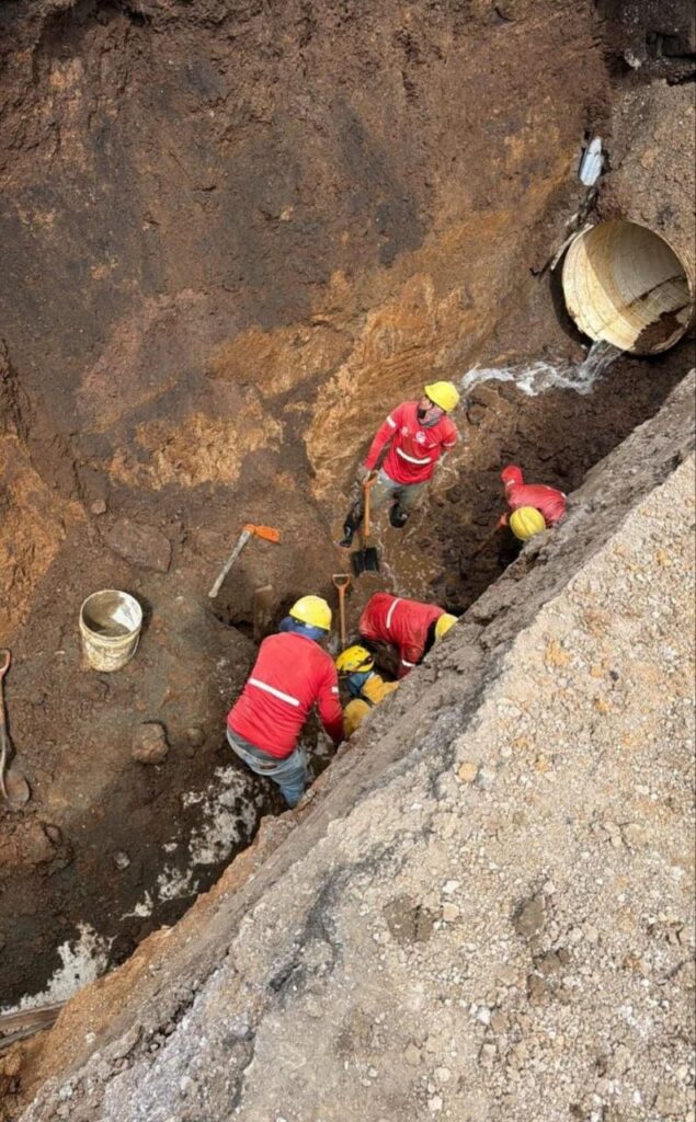 Las personas afectadas eran trabajadoras que laboraban en el alcantarillado pluvial que se construye en Barrio Fátima. Foto: Bomberos de Costa Rica.