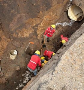 Las personas afectadas eran trabajadoras que laboraban en el alcantarillado pluvial que se construye en Barrio Fátima. Foto: Bomberos de Costa Rica.