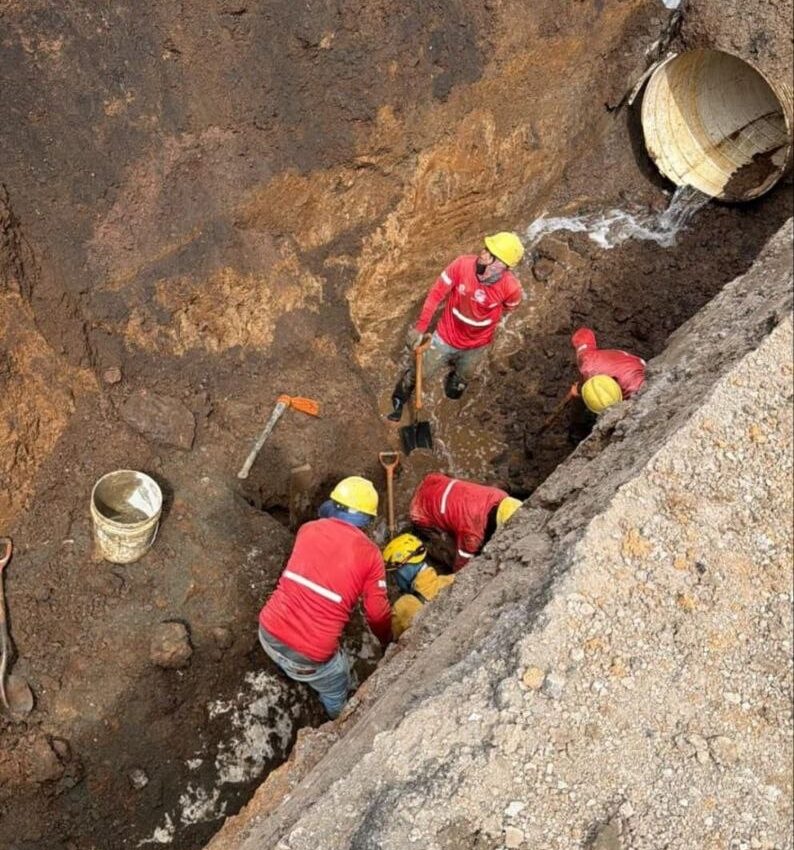 Las personas afectadas eran trabajadoras que laboraban en el alcantarillado pluvial que se construye en Barrio Fátima. Foto: Bomberos de Costa Rica.