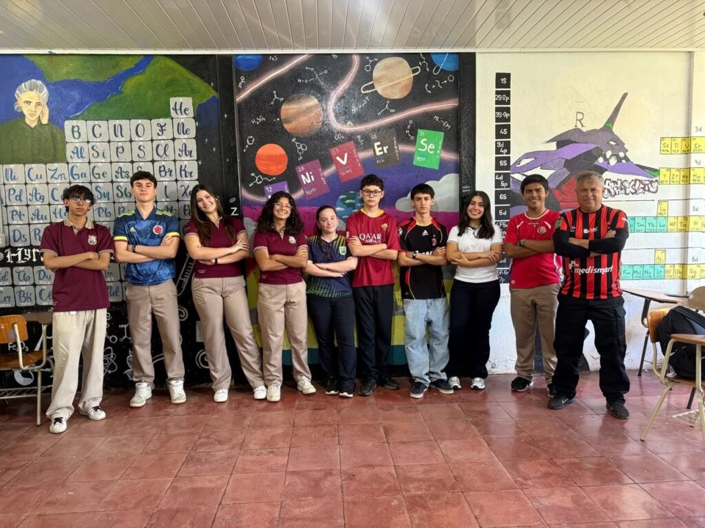 Estudiantes que clasificaron a las finales de las Olimpiadas de Químida 2026 junto al profesor Carlos Soto Villalobos. Foto: Carlos Soto Villalobos.