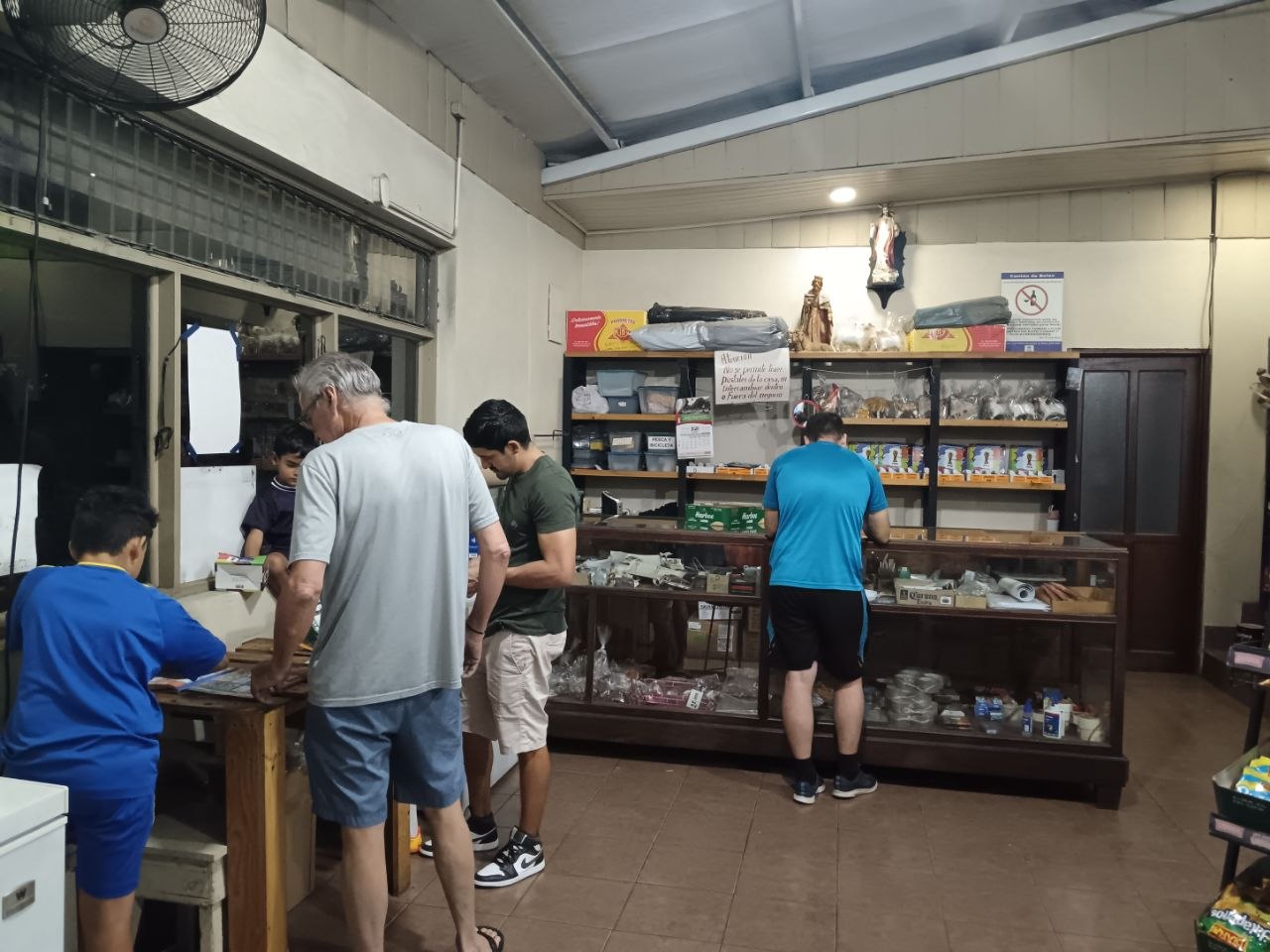 El movimiento de las personas que van a comprar postales es constante, afirmó Sergio Zumbado. Foto: Luis Eduardo Sánchez Quesada.