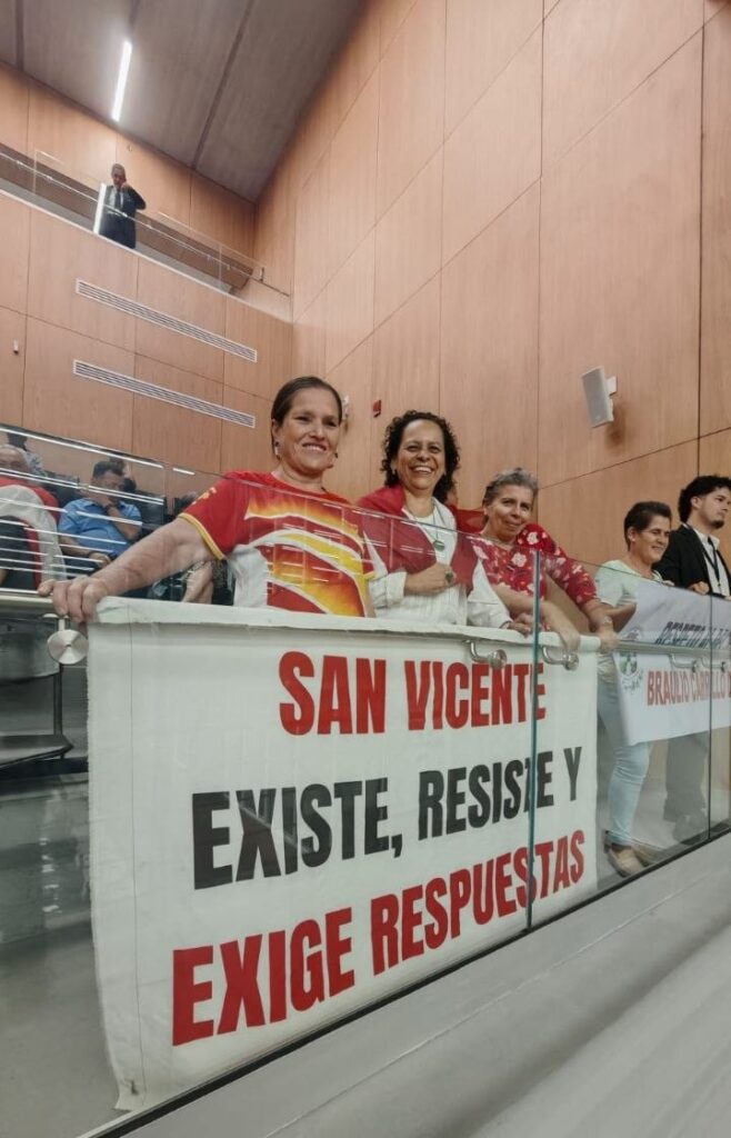 Vecinas de barrio San Vicente se apersonan en la Asamblea Legislativa para mostrar apoyo.