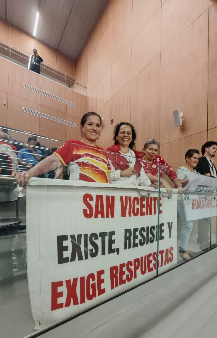 Vecinas de barrio San Vicente se apersonan en la Asamblea Legislativa para mostrar apoyo.