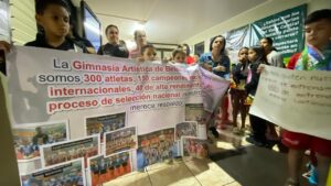 Familias que integran la Asociación de Gimnasia Artística de Belén se manifestaron varias veces en el Concejo Municipal para reclamar por una solución al conflicto. Foto: Francisco Rodríguez Oviedo.